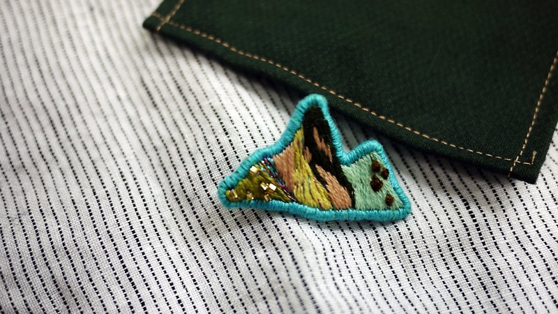[Mountain] handmade embroidery / pin brooch / hand as a gift - Brooches - Thread Blue