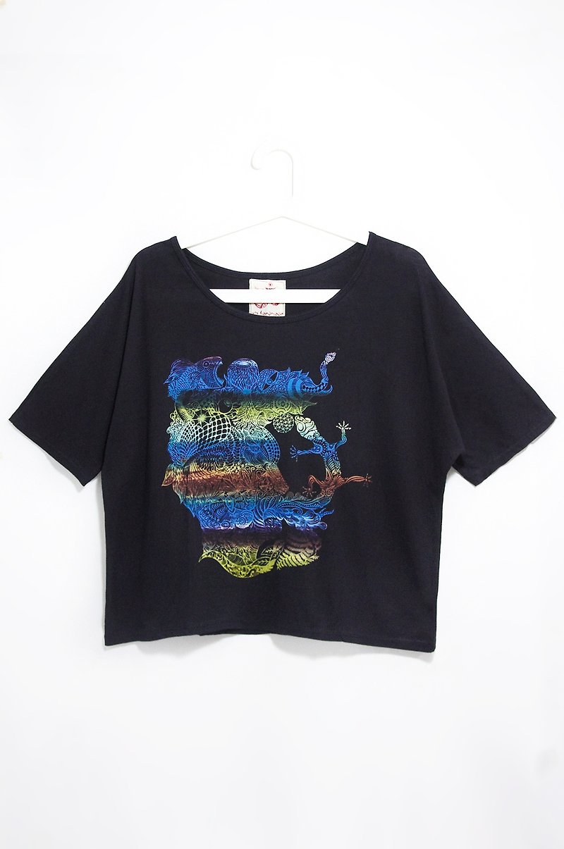 女裝手感短版上衣 / T-shirt - 心靈之圖系列旅行記憶 ( 黑色 ) - 女 T 恤 - 棉．麻 黑色