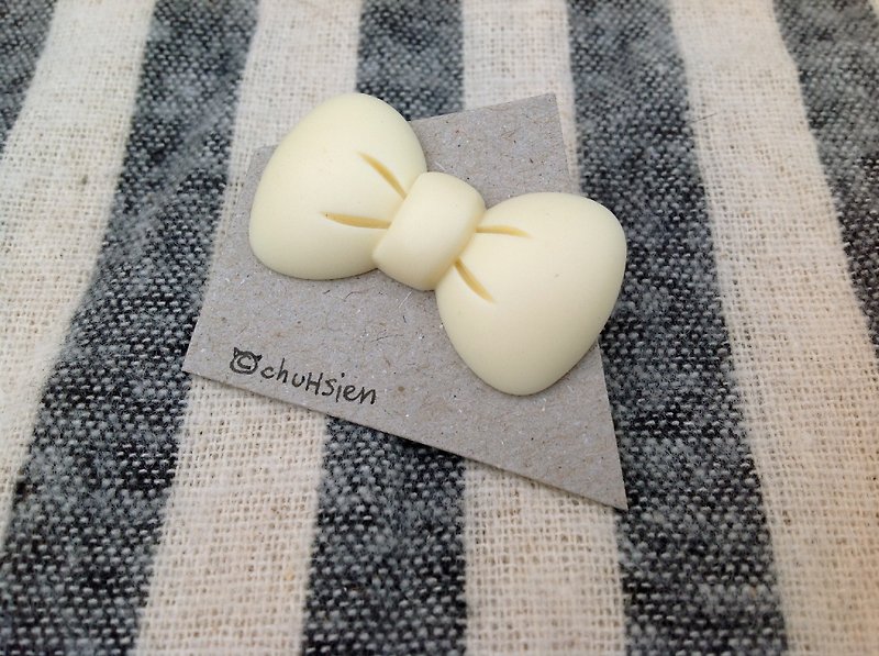 Exchanging gifts // bow earrings ● queen and king beige 【stainless steel ear] - Earrings & Clip-ons - Plastic White