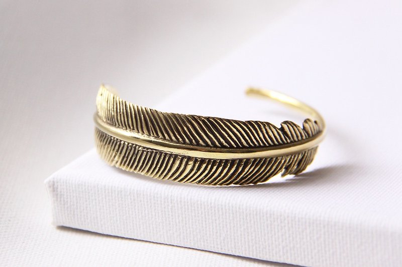 Feather bracelets by linen. - 手鍊/手鐲 - 其他金屬 