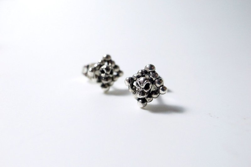 Mini rebellious small skull sterling silver earrings (pair) silver925 - ต่างหู - เงินแท้ สีเงิน