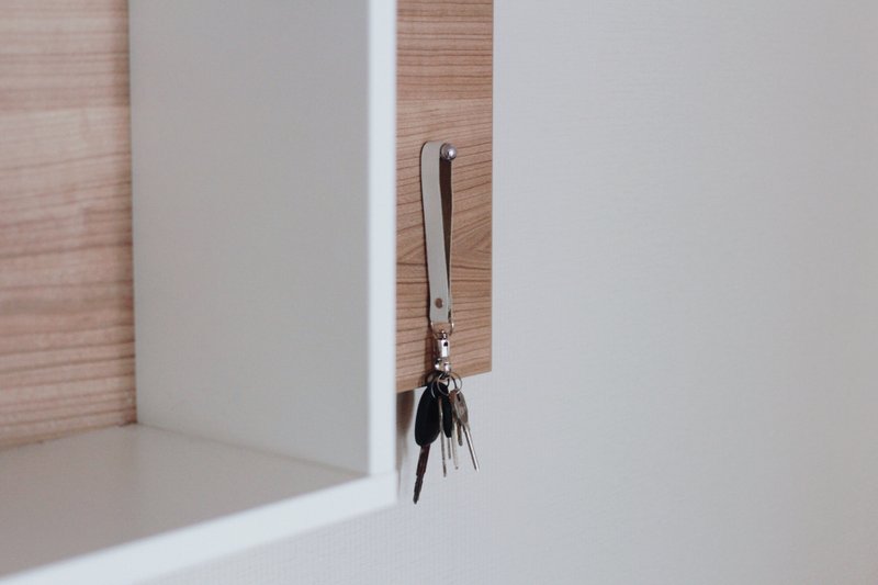  LIM : White leather strap keychain - 鑰匙圈/鑰匙包 - 真皮 白色