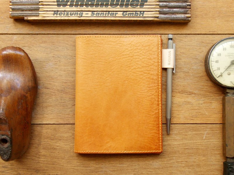 Leather Book Sleeve A6 ( Custom Name ) - Classic Tan - ปกหนังสือ - หนังแท้ สีเหลือง
