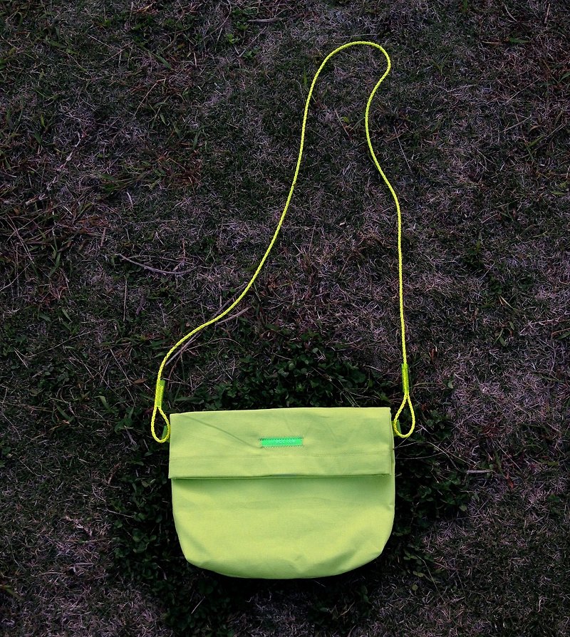 芥末綠凹凹 - Messenger Bags & Sling Bags - Other Materials Green