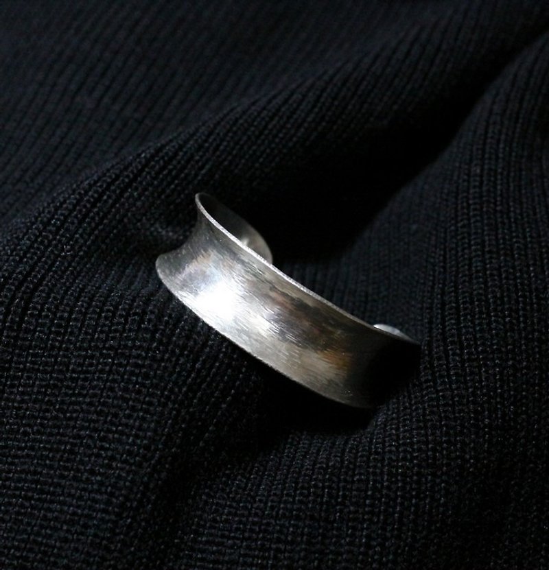 Yunyu~"Frost Moon~Open Bracelet"~Hand-made‧999 Sterling Silver Open Bracelet - สร้อยข้อมือ - โลหะ ขาว