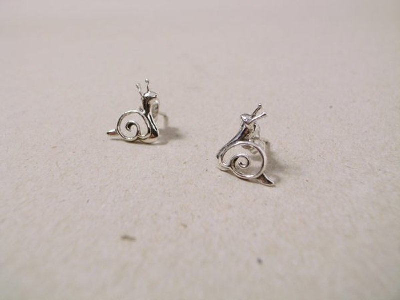 [Ian Design] small snail 925 sterling silver jewelry pin attached silver polishing cloth - Earrings & Clip-ons - Other Materials Gray