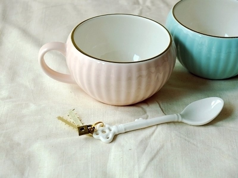 日本IZAWA  Charmant 迷人的咖啡歐蕾碗+古典小匙組 很淡的粉紅  *附上漂亮紙盒，最適合為冬日給女孩兒朋友的小禮物 - 咖啡杯/馬克杯 - 其他材質 粉紅色