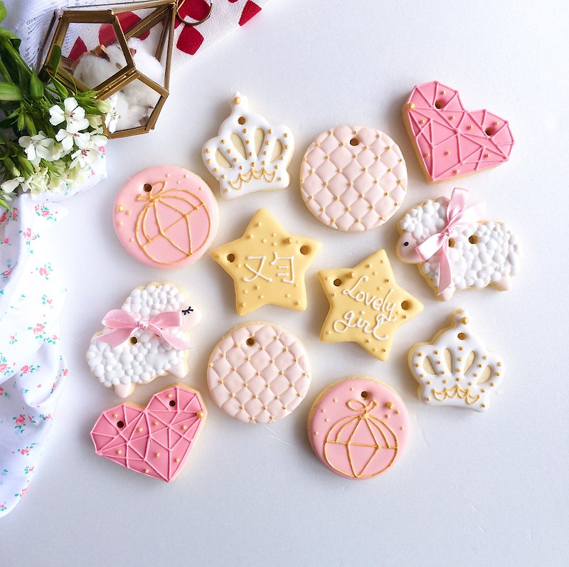 Receiving mouth-watering icing biscuits• DiamondHeart Baby Girl Model Hand-drawn Creative Design Gift Box Set of 12 Pieces**Please contact us for the schedule before ordering** - Handmade Cookies - Fresh Ingredients 