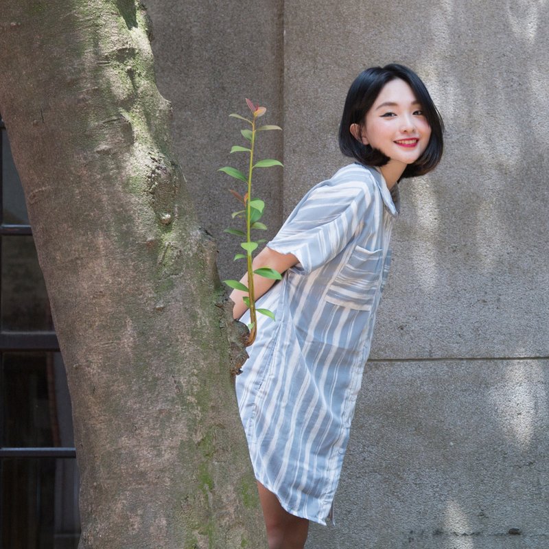 清爽灰藍 樹木紋長版襯衫 - 女襯衫 - 其他材質 藍色