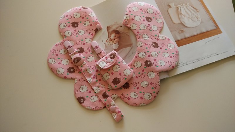 粉粉羊彌月禮物 圍兜+平安符袋+奶嘴夾 - 彌月禮盒 - 其他材質 粉紅色