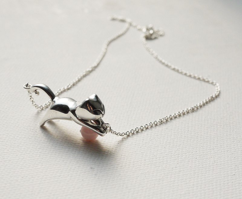 [Silver] hand-Petite Fille cat pill (play) Silver Necklace - Necklaces - Other Metals Pink