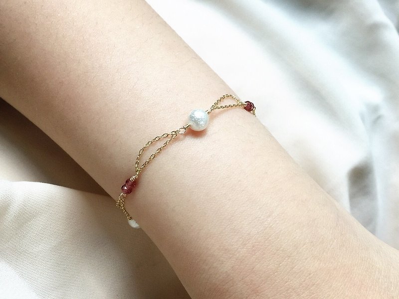 Journal cherish / shell pearl, garnet, gold-plated sterling silver bracelet - สร้อยข้อมือ - โลหะ 