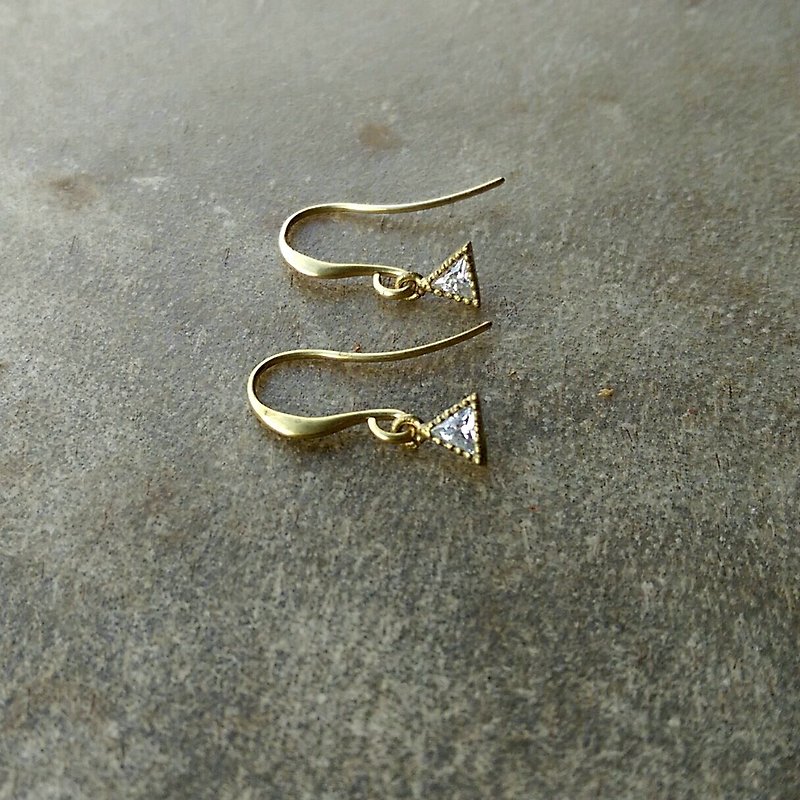 Simple brass triangle CZ Earrings - ต่างหู - เครื่องเพชรพลอย 