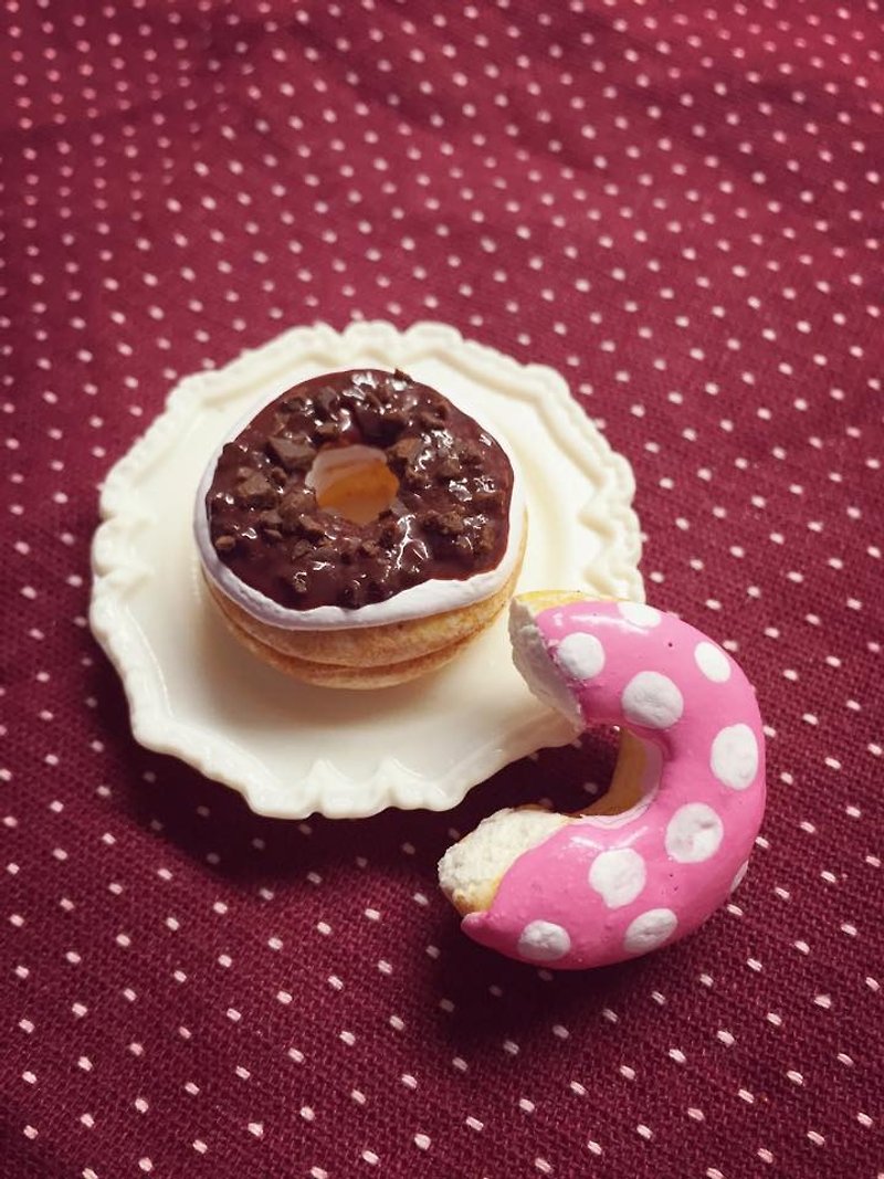 New listing ~~ ~~ mini chocolate donuts Charm little capsules with strawberries (can be changed magnet) ((over 600 were sent mysterious little gift)) - Keychains - Other Materials Multicolor