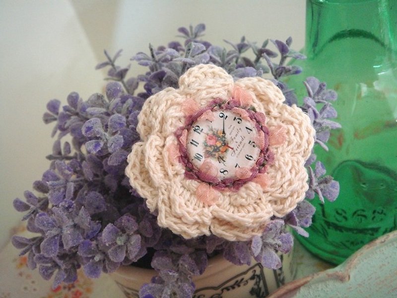 Garohands wool crocheted flower group Classical clock Violet Ribbon feel keel pin F024 Forest Department gift - เข็มกลัด - วัสดุอื่นๆ ขาว