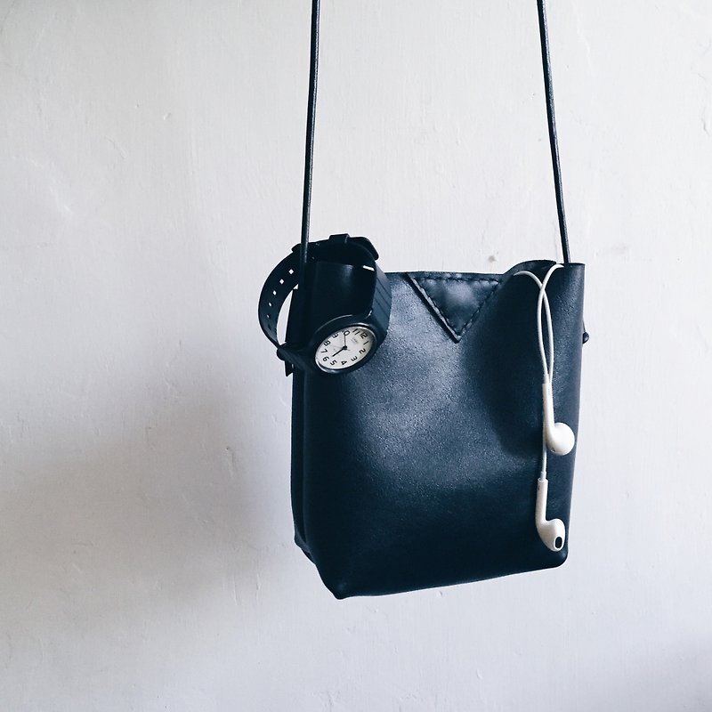 Handmade Leather Magnet Button Bag - กระเป๋าแมสเซนเจอร์ - หนังแท้ สีดำ