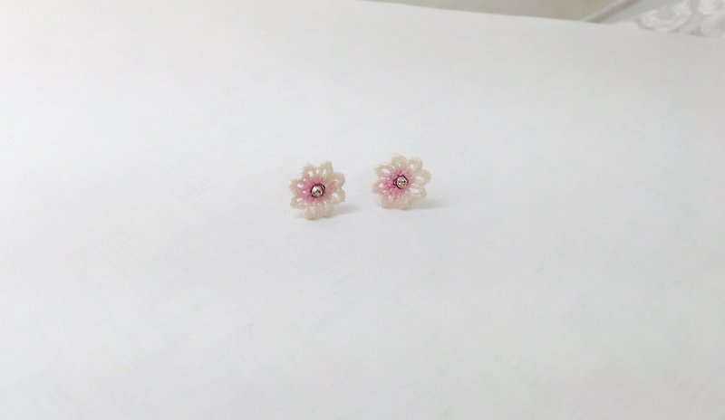 Gesang flower lace clip earrings - ต่างหู - งานปัก สีน้ำเงิน