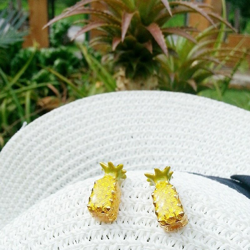 Glorikami Yellow Pine apple earrings - ต่างหู - วัสดุอื่นๆ สีเหลือง