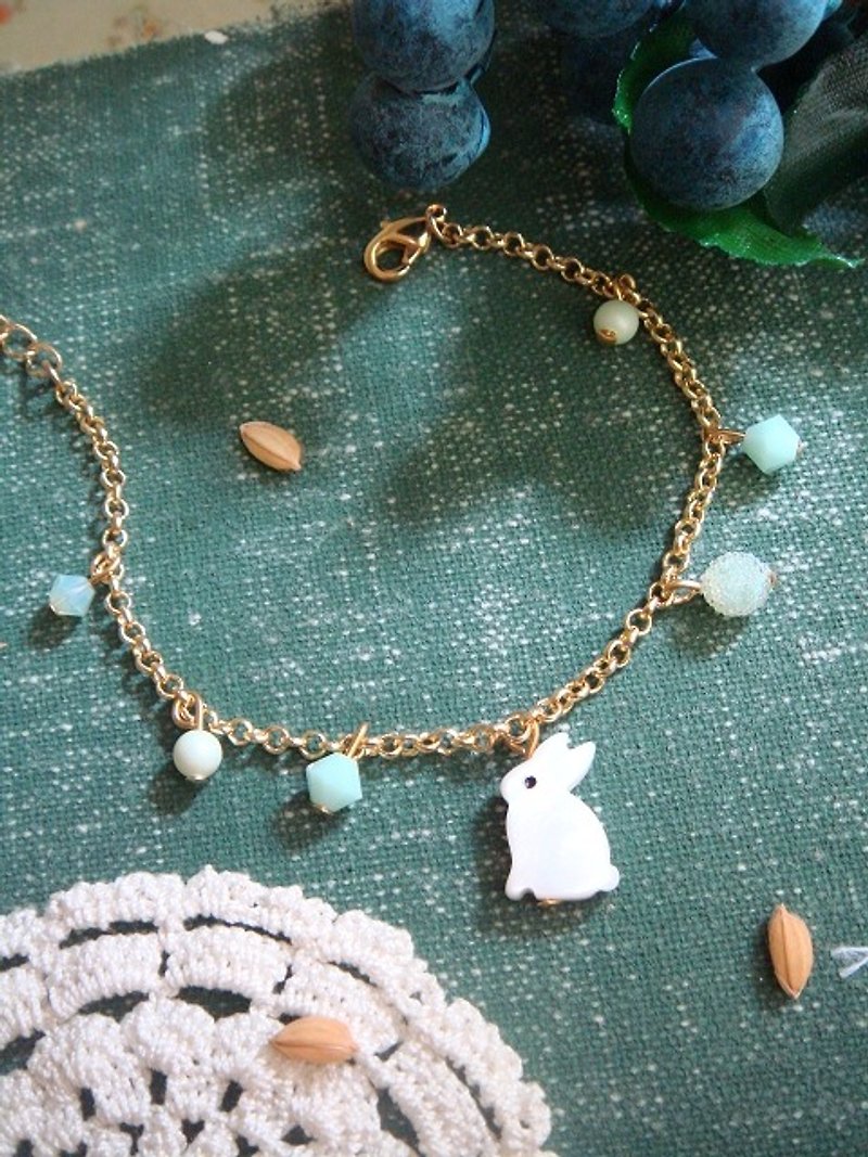 Natural seashells mini white rabbit feel bracelet * Mint B207 gift birthday gift Valentine's Day gift - สร้อยข้อมือ - วัสดุอื่นๆ สีเขียว
