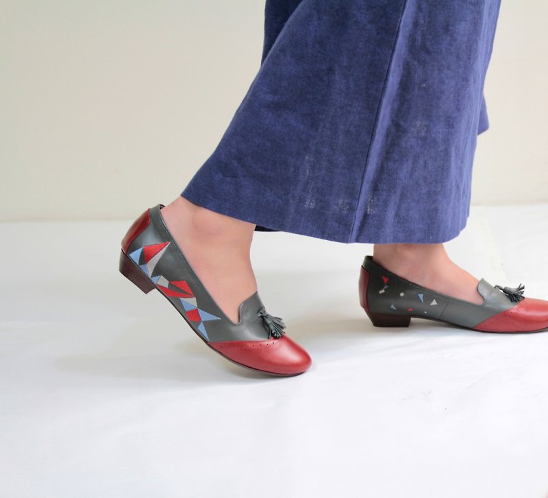 Embroidered Handmade Low Heel Oxford Shoes-Triangular Dance/Red and Blue (Cleaning Out) - รองเท้าหนังผู้หญิง - หนังแท้ สีน้ำเงิน