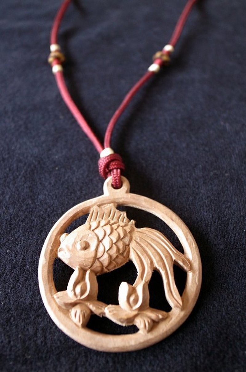 ㊣ India Laoshan sandalwood carvings fish necklaces --- - Necklaces - Wood Red