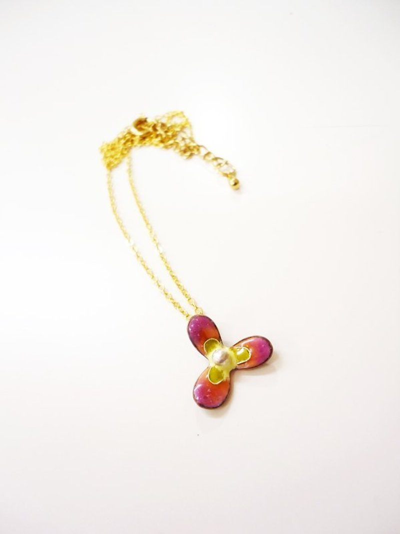 Flora Enameling Necklace花朵琺瑯項鍊(粉紅/三葉) - 項鍊 - 其他金屬 粉紅色