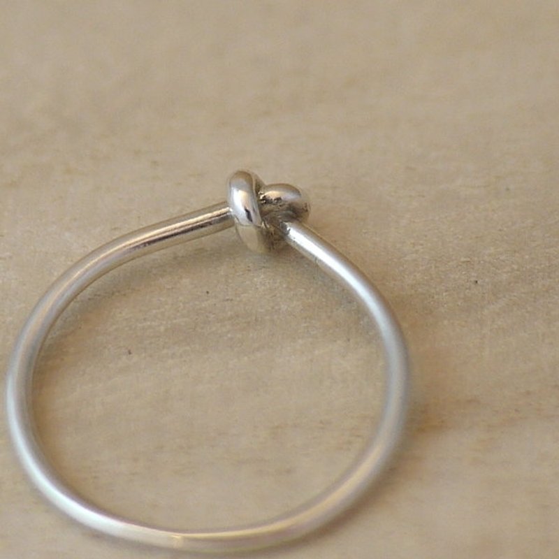 Single knot ring (fine version and delicate version) sterling silver handmade ring tail ring - แหวนทั่วไป - เงินแท้ สีเงิน