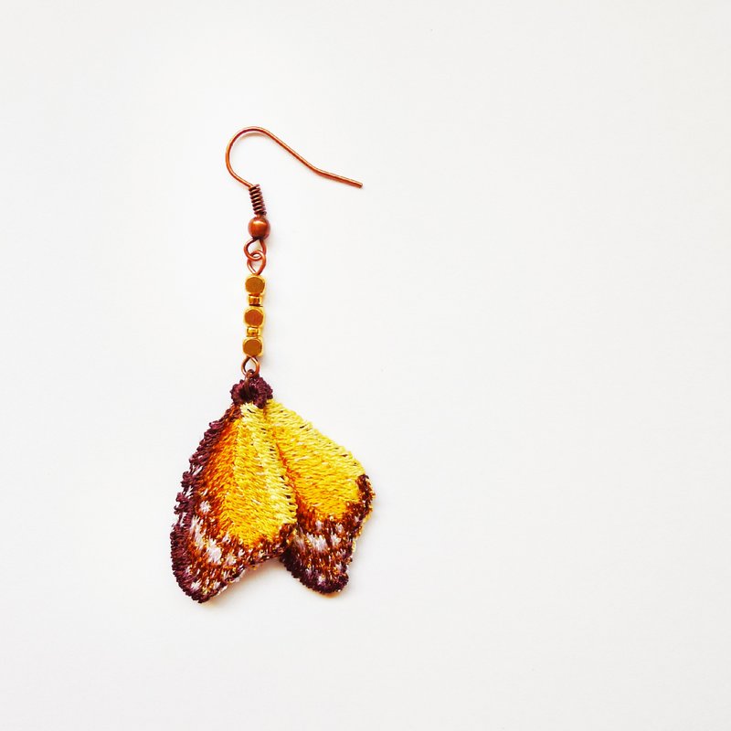刺繡 蝴蝶 蝶羽耳環（雙翅） / 小樺斑蝶 Danaus chrysippu - 耳環/耳夾/耳骨夾 - 繡線 黃色