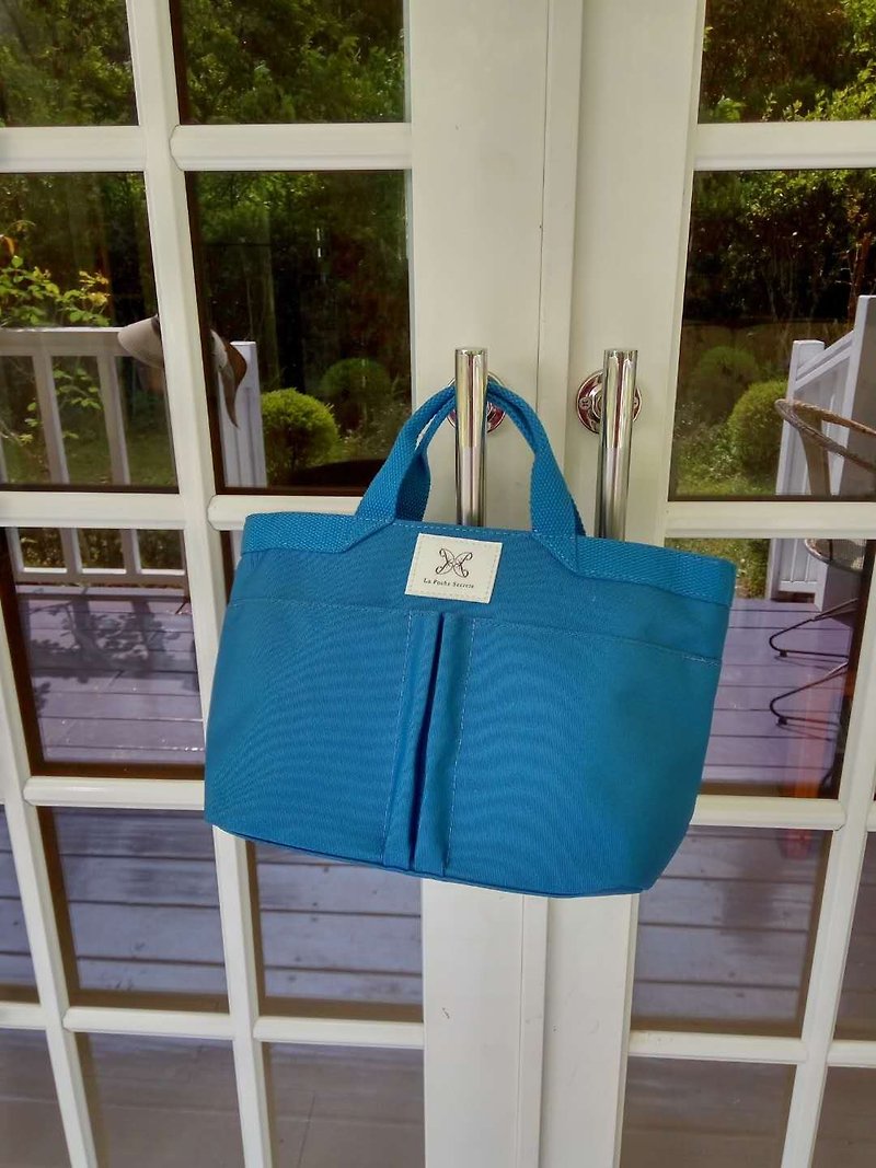 LaPoche Secrete: Exchanging Gifts_Elegant Storage Bag Medium Bag_Navy - กระเป๋าเครื่องสำอาง - วัสดุกันนำ้ สีน้ำเงิน