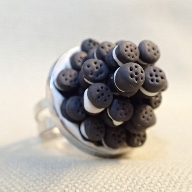 Miniature hand-made: OREO small pancake-shaped resin ring - แหวนทั่วไป - วัสดุอื่นๆ หลากหลายสี