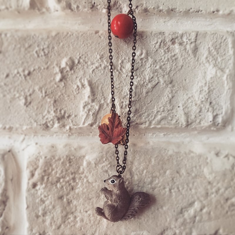 Gorgeous adventure – autumn little squirrel necklace - สร้อยคอ - พลาสติก สีนำ้ตาล