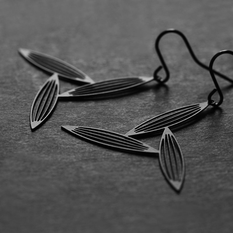 Black simplxs clover earrings Black Three Sasagrasses Earrings - Earrings & Clip-ons - Other Metals 