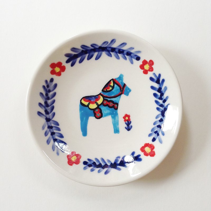 手繪小瓷盤-達拉木馬 水藍 - 碟子/醬料碟 - 其他材質 藍色