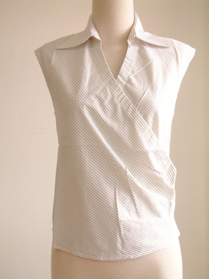 斜邊無袖襯衫領上衣(條紋) - 女襯衫 - 其他材質 灰色
