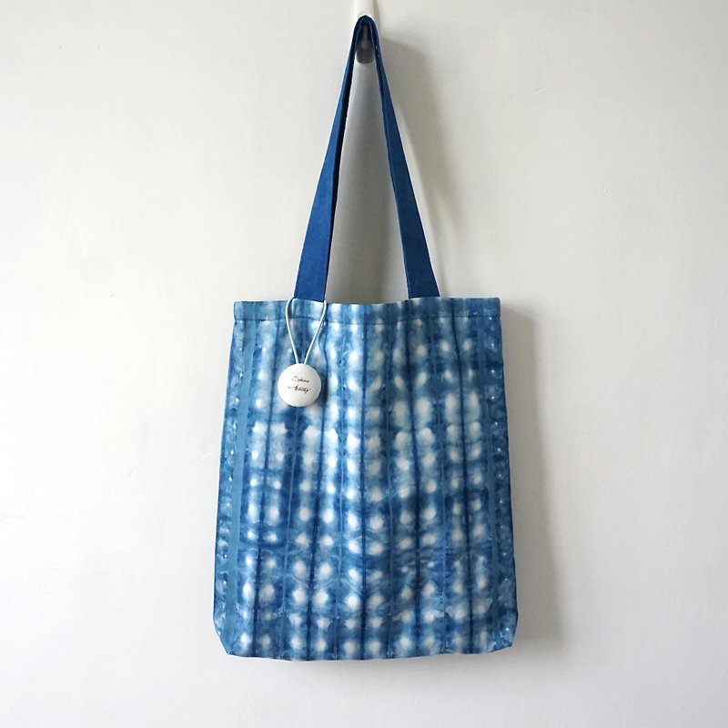 S.A x Checker, Indigo dyed Handmade Checks Pattern Tote Bag - กระเป๋าแมสเซนเจอร์ - ผ้าฝ้าย/ผ้าลินิน สีน้ำเงิน