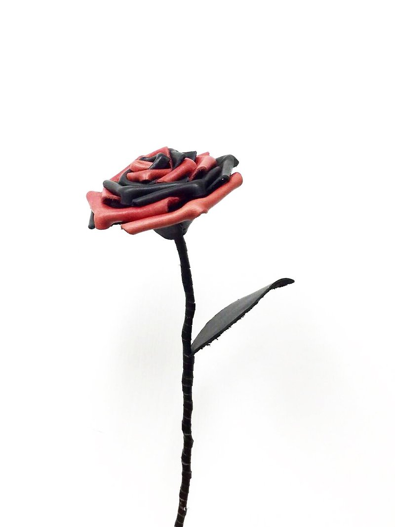 ブラック革の中でレッドバラ【花】 - ドライフラワー・ブーケ - 革 ブラック