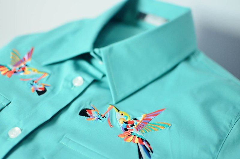 [Off-season sale] humming-embroidered shirt embroidered candy green - Women's Shirts - Cotton & Hemp Green