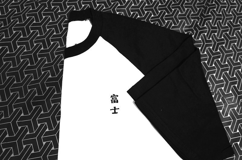 Hand-embroidered two livery / Black Fuji - เสื้อยืดผู้หญิง - ผ้าฝ้าย/ผ้าลินิน สีดำ