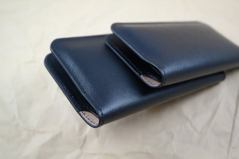 APEE Leather Handmade~Mobile Phone Case~Wallet Style~Cross Patterns~Black~iphone 8+ - อื่นๆ - หนังแท้ 