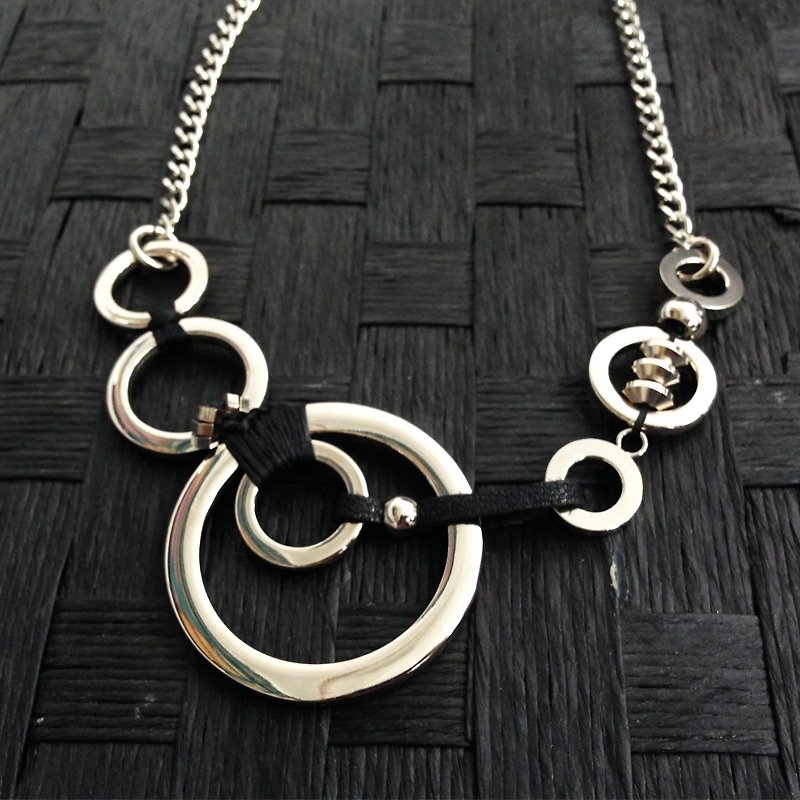 "Universe" Metal rings short necklace (Hong Kong Design brand) - สร้อยคอ - วัสดุอื่นๆ สีดำ