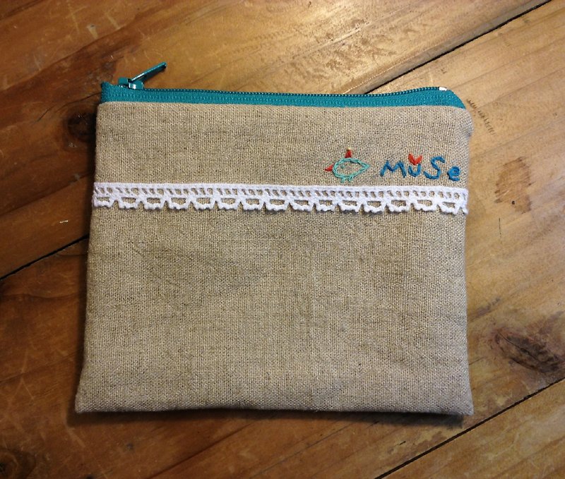 MuSe bird embroidered purse / cosmetic bag - green cotton Linen - กระเป๋าเครื่องสำอาง - งานปัก สีเขียว