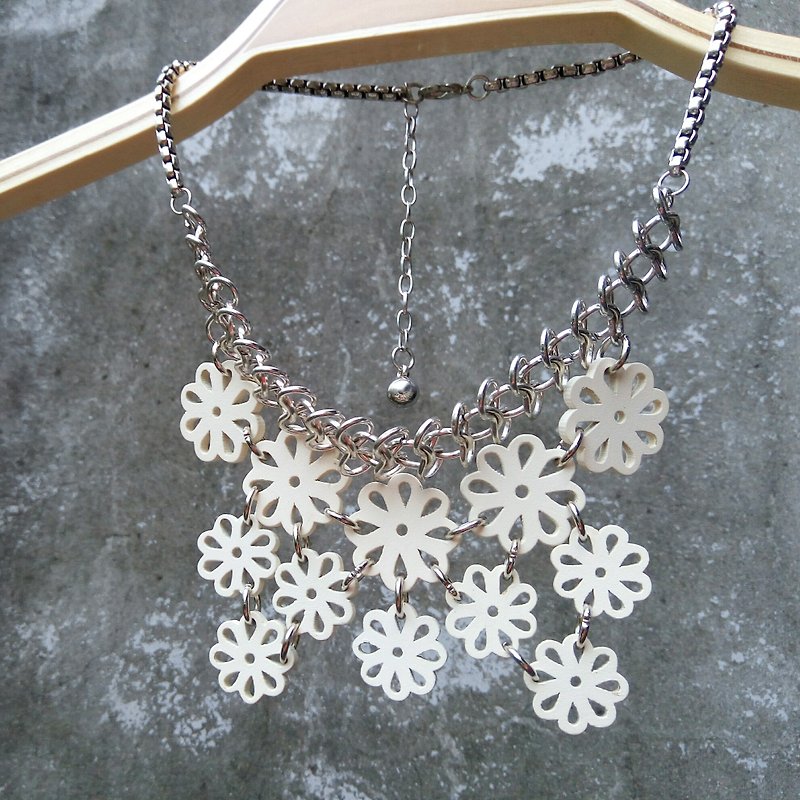 [Seasonal Sale] [Between City and Country] Small Flower Fence\Necklace. White - Chokers - Other Metals White