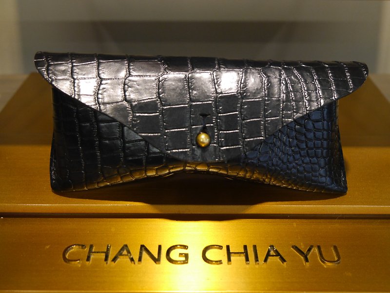[YuYu] supermodel Zhang Jia Yu own brand - Hand vegetable-tanned leather glasses case, classic embossed crocodile paragraph - กรอบแว่นตา - หนังแท้ สีดำ