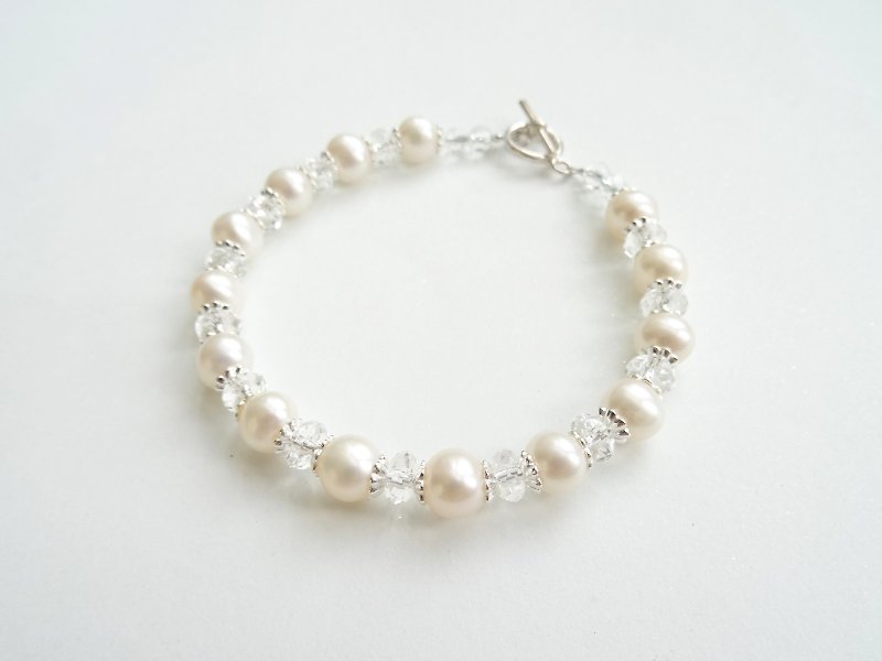 :: ::ホワイトパーティー淡水真珠7〜8ミリメートルナチュラルホワイトパールクリスタル純銀製のブレスレット（結婚披露宴の衣装） - ブレスレット - 宝石 ホワイト