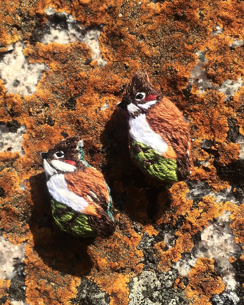 Red-eared Pelican bird embroidery brooch - Brooches - Thread Brown