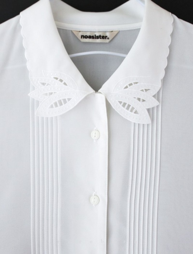 [RE0909T1284] early autumn foliage and elegant vintage white hollow collar shirt - เสื้อเชิ้ตผู้หญิง - วัสดุอื่นๆ ขาว