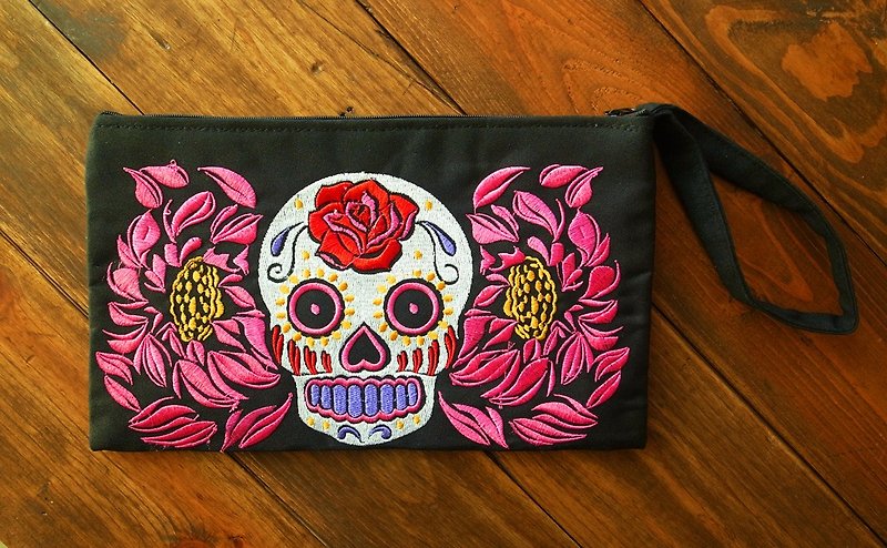 【Grooving the beats】[ Fair Trade] Retro Skull Handmade Clutch - Toiletry Bags & Pouches - Paper Pink