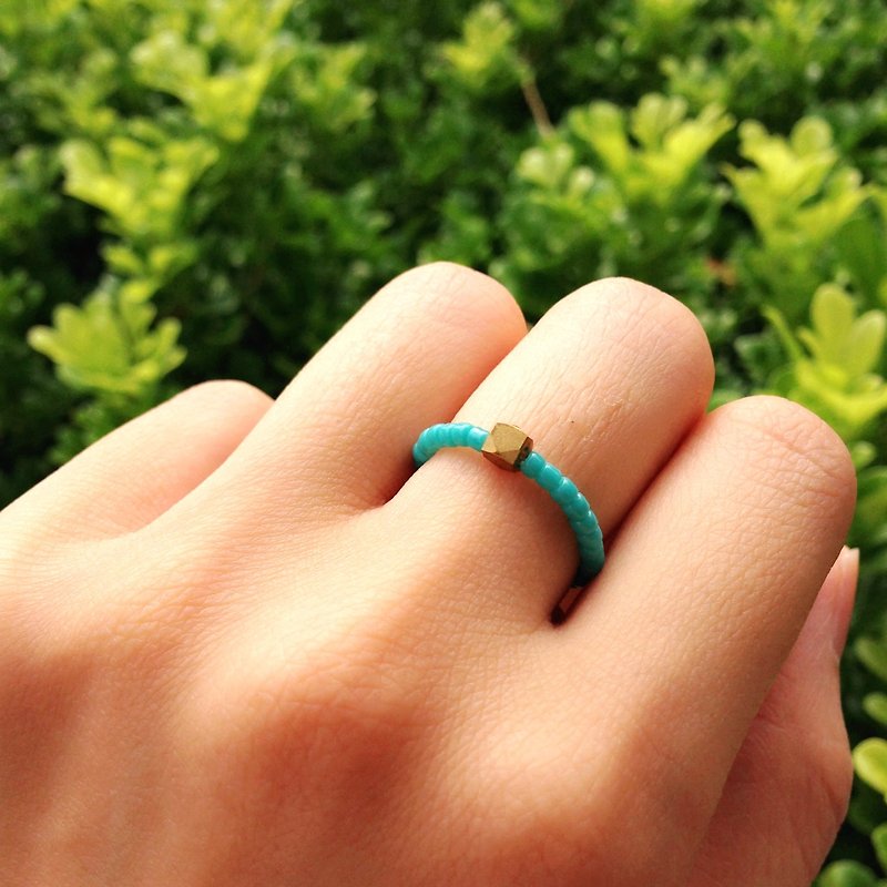 《KeepitPetite》土耳其藍色珠 • 黃銅切面珠 • 彈性戒指 - 戒指 - 其他材質 藍色