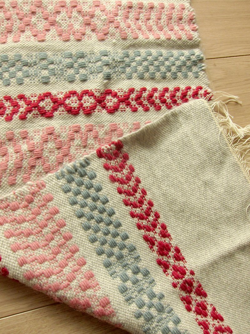 Finland elegant pink roses carpet weaving - ผ้าห่ม - วัสดุอื่นๆ สึชมพู