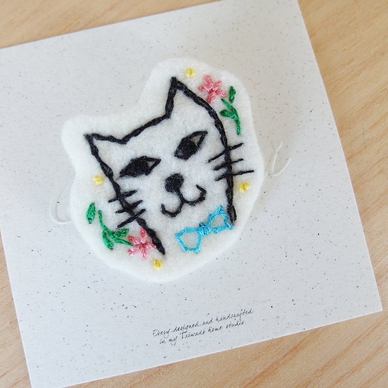 Cha mimi. Hand embroidery Love embroidery -! Nordic illustration kitten - Brooches - Other Materials Multicolor
